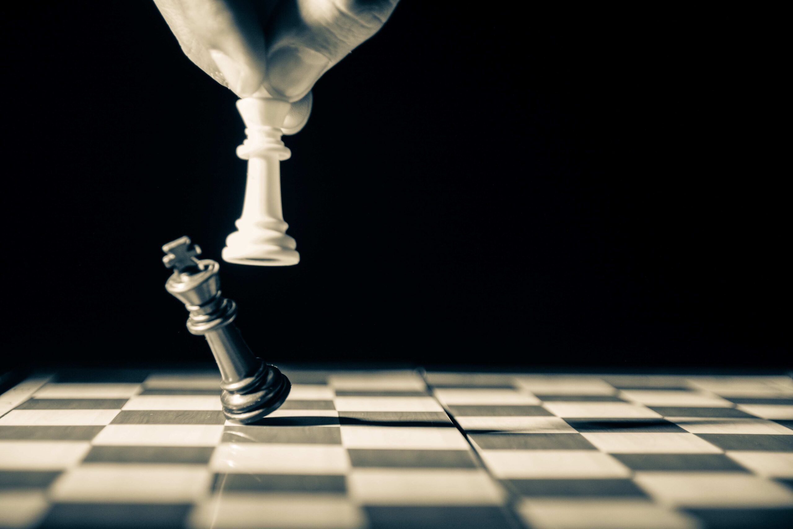 Schachfiguren als Symbol für eine strategische Herangehensweise bei Konflikten in Kita-Teamsitzungen als Kita-Leitung